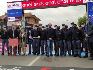 L’arrivo e la premiazione a Canale (foto di Barbara Guazzone)