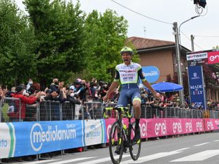 L’arrivo e la premiazione a Canale (foto di Barbara Guazzone)