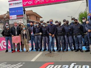 L’arrivo e la premiazione a Canale (foto di Barbara Guazzone)