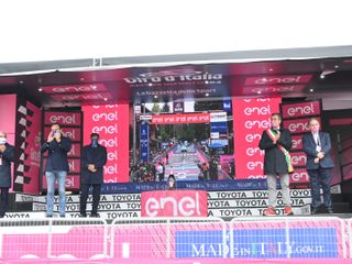 L’arrivo e la premiazione a Canale (foto di Barbara Guazzone)