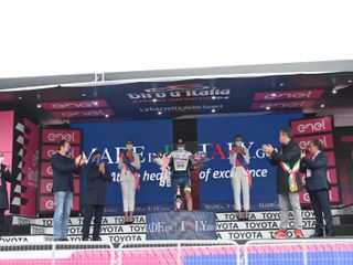 L’arrivo e la premiazione a Canale (foto di Barbara Guazzone)