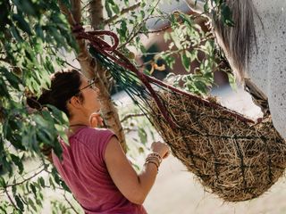 Nella fotogallery di Barbara Guazzone Jessica Riviera e la cavalla Fatima al loro passaggio a Cascina Carlotta