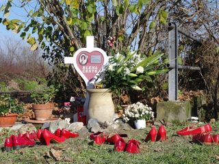Scarpette rosse, simbolo delle donne vittime di violenza Scarpette rosse, simbolo delle donne vittime di violenza