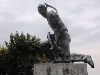 La Statua del Vignaiolo di Antonio Munciguerra, inaugurata a La Morra nel novembre 1972 (foto da Wikipedia)