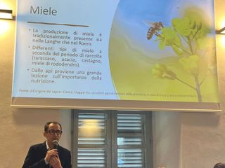 Un momento della premiazione al castello di Magliano Alfieri