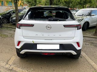 Un'auto danneggiata dalla grandine presso il parcheggio Vestebene.