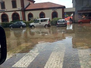 Alba, il piazzale della stazione ferroviaria allagato