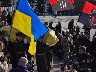 Migliaia di persone sono accorse al Maidan Nezalezhnosti di Kiev per accompagnare