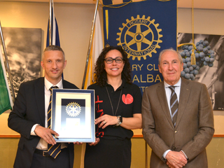 Da sinistra Paolo Fortuna (pres. Rotary Alba), Manuela Olmo (pres. Collina degli Elfi), Renato Montalbano (foto di Lucia Ernè) Da sinistra Paolo Fortuna (pres. Rotary Alba), Manuela Olmo (pres. Collina degli Elfi), Renato Montalbano (foto di Lucia Ernè)