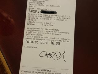 La multa comminata all'auto coi simboli del Comune di Asti