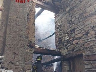 L'abitazione teatro della tragedia, qui dopo l'incendio dello scorso 14 ottobre