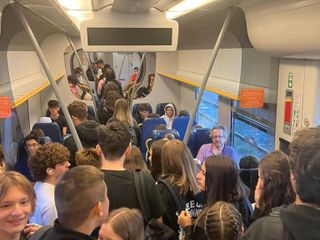 I passeggeri alla prima corsa Asti-Alba (Foto Diego Fenoglio)