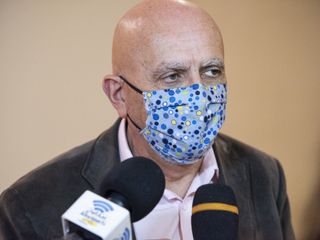Il direttore generale dell'Asl Cn2 Massimo Veglio, durante il "vaccine day" tenuto a La Residenza di Rodello Il direttore generale dell'Asl Cn2 Massimo Veglio, durante il "vaccine day" tenuto a La Residenza di Rodello