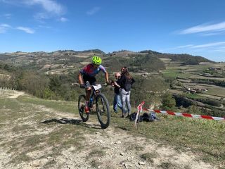 Il vincitore della Pedalanghe sul percorso Il vincitore della Pedalanghe sul percorso
