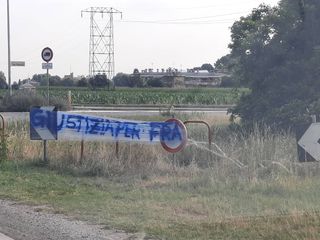 Le scritte comparse sul luogo dell'incidente in seguito alla morte del giovane