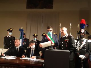 Il sindaco Calderoni consegna la cittadinanza onoraria al Generale Vincelli Il sindaco Calderoni consegna la cittadinanza onoraria al Generale Vincelli