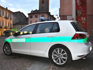 La Volkswagen Golf donata in ricordo dell'agente scomparso