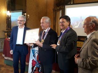 Il riconoscimento al gran maestro dell'ordine roerino Giancarlo Rista Il riconoscimento al gran maestro dell'ordine roerino Giancarlo Rista