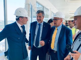 Luigi Icardi (al centro) in visita al nuovo ospedale di Verduno col presidente Cirio e il direttore generale dell'Asl Cn2 Massimo Veglio
