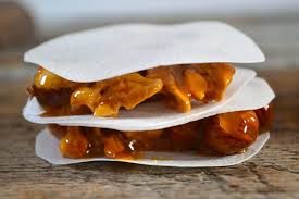 La "copeta", nella variante doglianese prevede una farcitura a base di nocciole