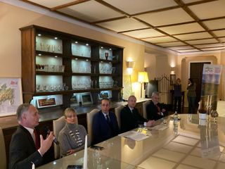 da sx Bruno Bertero, dir. ATL LMR e Ass. Paesaggi UNESCO Lara Bianchi, ATL Alexala , Paolo Lanzavecchia Sindaco Canelli, Giovanni Bocchino Vicesindaco Canelli e Mariano Rabino presidente ATL LMR