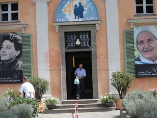 Il feretro di Madre Elvira portato a braccia dai suoi ragazzi Il feretro di Madre Elvira portato a braccia dai suoi ragazzi