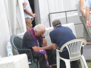 Monsignor Cristiano Bodo, vescovo di Saluzzo, prega davanti al feretro di Madre Elvira Monsignor Cristiano Bodo, vescovo di Saluzzo, prega davanti al feretro di Madre Elvira