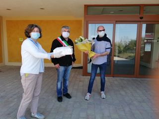Il sindaco Arnulfo, con l'assessore Abbona portano i doni del Comune alla centenaria doglianese. Con loro il direttore della casa di riposo doglianese