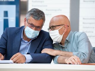 L'assessore regionale Luigi Icardi, a sinistra, e il direttore generale dell'Asl Cn2 Massimo Veglio (Ph. Barbara Guazzone)