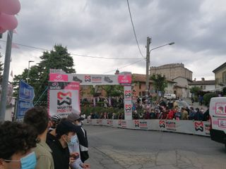 Il traguardo volante a Guarene prima in attesa dell'arrivo dei corridori