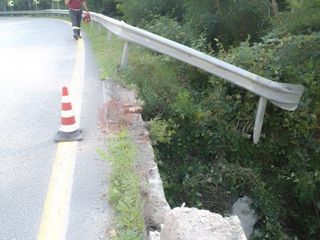 Il punto in cui l'auto ha sfondato guardail e muretto in cemento Il punto in cui l'auto ha sfondato guardail e muretto in cemento