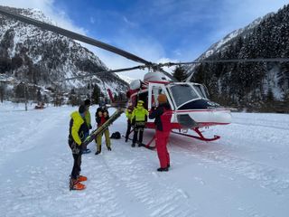 L'elicottero diretto verso la zona della slavina, foto Targatocn