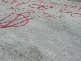 Le scritte no vax al cimitero di Madonna dell'Olmo di Cuneo