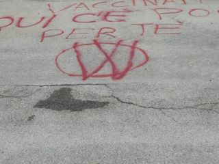 Le scritte no vax al cimitero di Madonna dell'Olmo di Cuneo