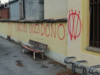 Le scritte no vax al cimitero di Madonna dell'Olmo di Cuneo