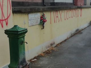 Le scritte no vax al cimitero di Cuneo