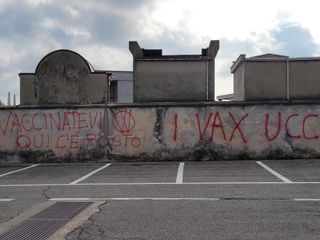 Le scritte no vax al cimitero di frazione Spinetta di Cuneo