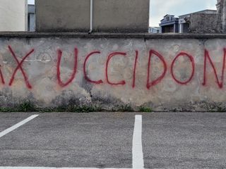Le scritte no vax al cimitero di frazione Spinetta di Cuneo