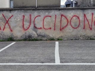Le scritte no vax al cimitero di frazione Spinetta di Cuneo
