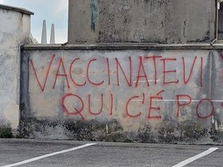 Le scritte no vax al cimitero di frazione Spinetta di Cuneo