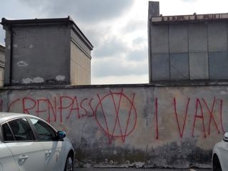 Le scritte no vax al cimitero di frazione Spinetta di Cuneo