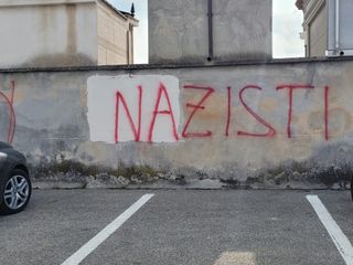 Le scritte no vax al cimitero di frazione Spinetta di Cuneo