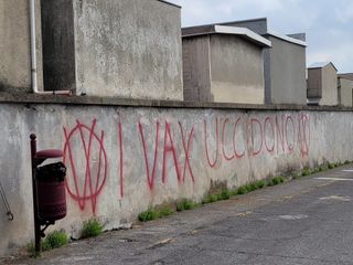 Le scritte no vax al cimitero di frazione Spinetta di Cuneo