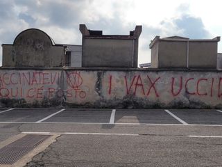 Le scritte no vax al cimitero di frazione Spinetta di Cuneo