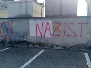 Le scritte no vax al cimitero di frazione Spinetta di Cuneo