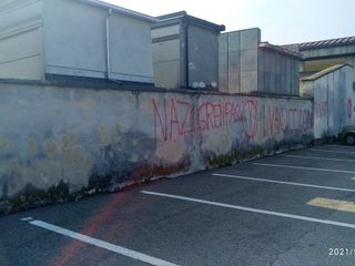 Le scritte no vax al cimitero di frazione Spinetta di Cuneo