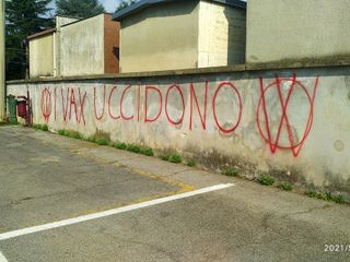 Le scritte no vax al cimitero di frazione Spinetta di Cuneo