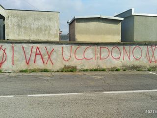 Le scritte no vax al cimitero di frazione Spinetta di Cuneo