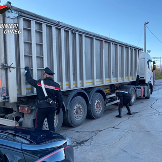 Dodici afghani con un minorenne fermati a Robilante. Erano saliti su un camion di nascosto a Genova