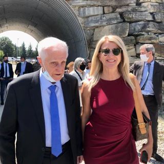 Amilcare Merlo con il presidente di Confindustria Cuneo Mauro Gola e, sotto, con il direttore Giuliana Cirio